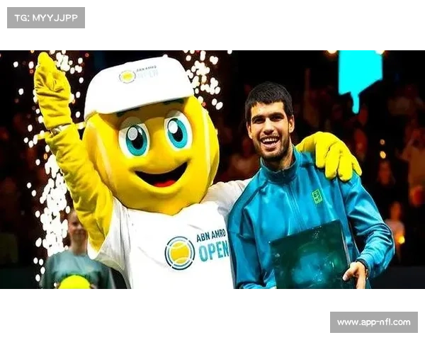 阿尔卡拉斯与团队庆祝锁定年终第一,分享胜利喜悦 阿尔卡拉斯与团队庆祝锁定年终第一,分享胜利喜悦