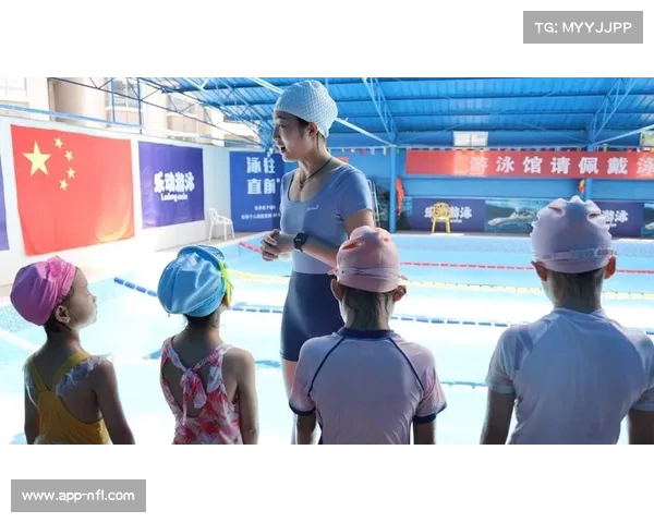 高校游泳课程改革推进，强化游泳技能普及与安全知识